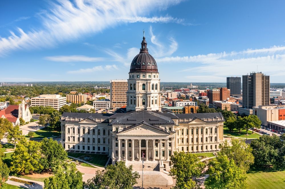 A centered view of the Kansas Statehouse