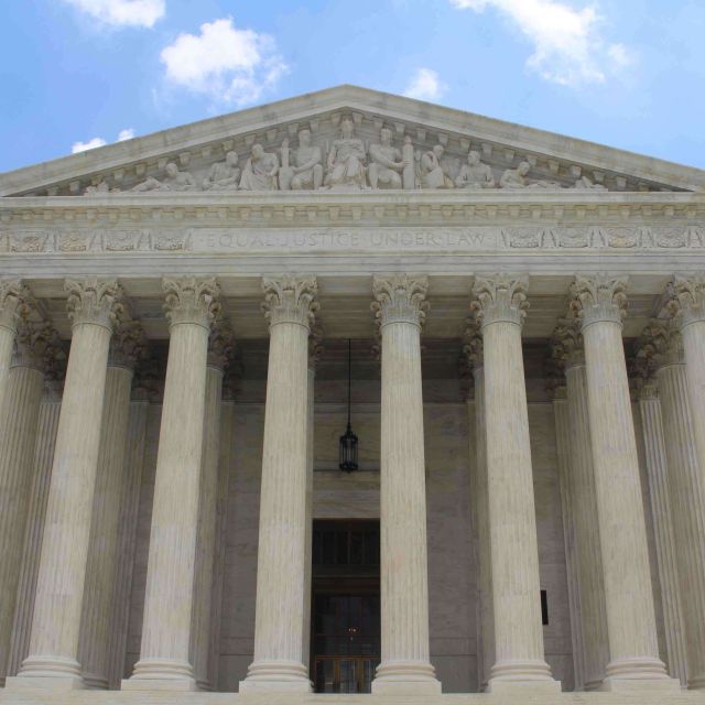 A picture of the building housing the Supreme Court of the U.S.