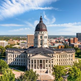 A centered view of the Kansas Statehouse